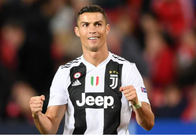 萨拉赫晒圣诞家庭照引争议，目前正随队征战非洲杯（晒圣诞家庭照惹争议，萨拉赫正随队征战非洲杯）