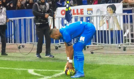 TA：在麦克拉伦执教牙买加时，他曾自掏腰包为工作人员买机票