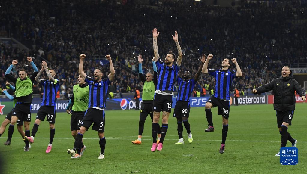 欧联2-1，54岁埃梅里率队2连胜，26岁荷兰悍将梅开二度（欧联2-1！54岁埃梅里率队豪取两连胜，26岁荷兰悍将独中两元）