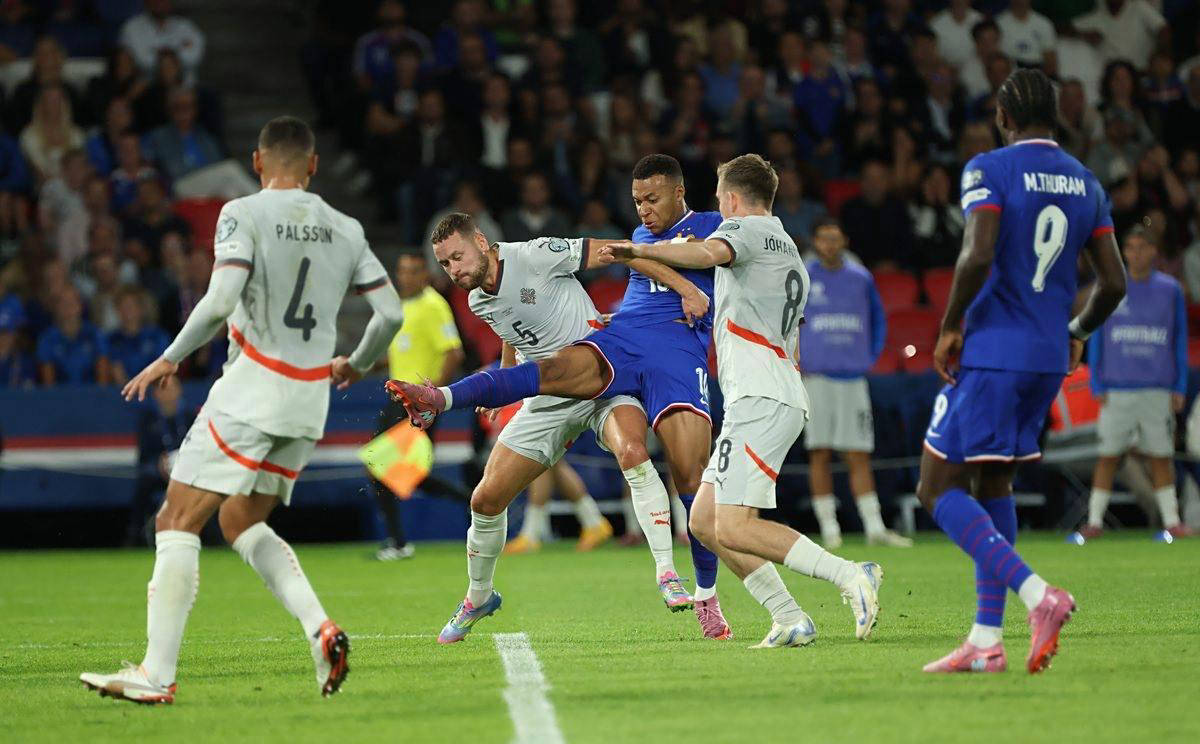 萨拉赫公开炮轰利物浦：若离队沙特高薪与欧洲降薪二选一（萨拉赫怒斥利物浦：若离队，只能在沙特高薪与欧洲降薪间抉择）