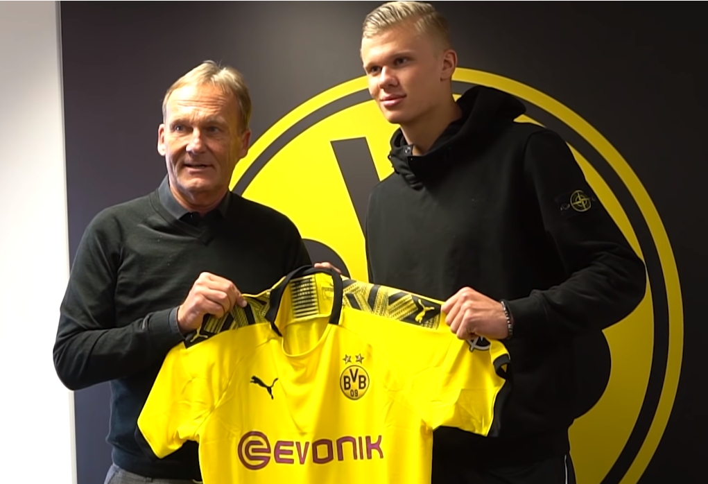 TA：因现代足球重视边路与攻防转换，菱形中场阵型已几乎绝迹（TA：边路与攻防转换当道，菱形中场阵型几近消失）