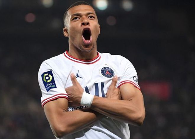 中超强队国安在亚冠被越南绝杀，国脚表现低迷，暴露中国足球实力与管理问题。