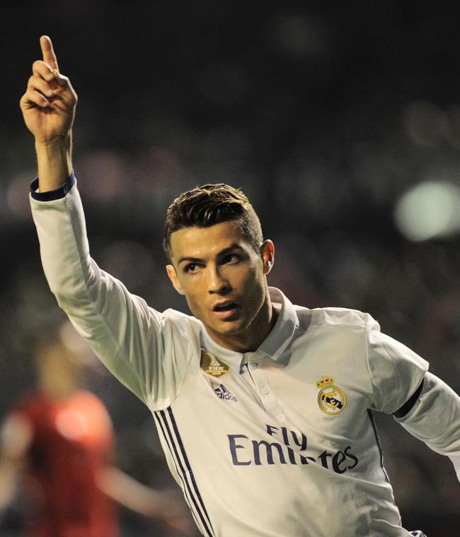 欧文突破防守助攻制胜（欧文强突破防线妙传制胜）