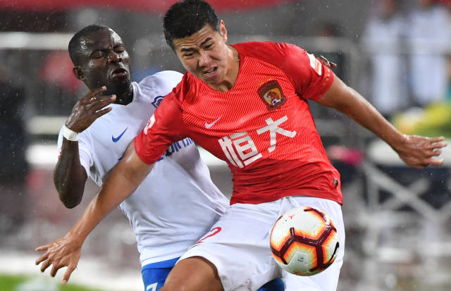 川超凉山队球员飞踹主裁，律师：或面临拘留、罚款和长期禁赛（川超凉山队球员脚踹主裁判，律师称或将面临拘留、罚款及长期禁赛）