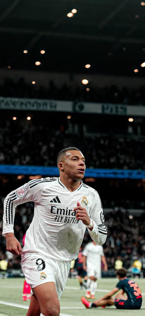 进球+造乌龙，麦克托米奈当选那不勒斯2-0卡拉巴赫全场最佳（麦克托米奈一球一造乌龙，那不勒斯2-0卡拉巴赫之战当选全场最佳）