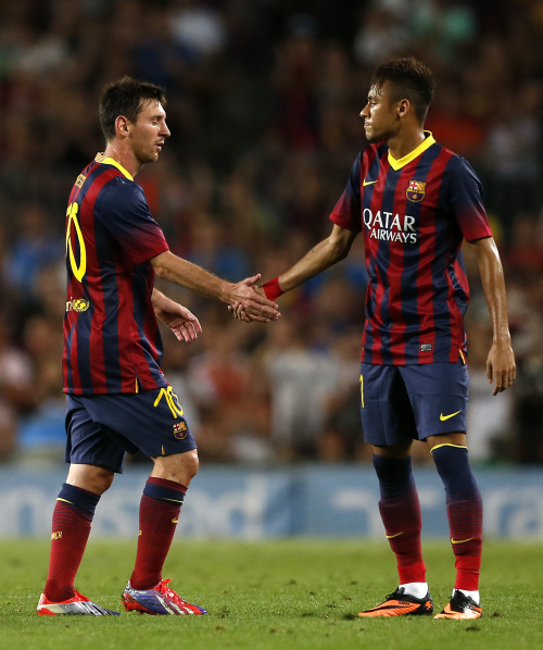 卡佩罗：阿莱格里让一支散乱的米兰具备争冠实力，但还少中锋（卡佩罗：阿莱格里将散乱的米兰打造成争冠之师，但仍缺一名中锋）