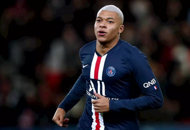 阿斯顿维拉主场2-1战胜阿森纳，延续连胜，双线作战表现亮眼。（阿斯顿维拉主场2-1力克阿森纳，连胜延续双线表现出色）