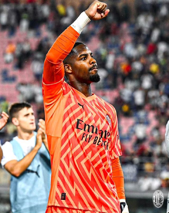 艾顿称自己是防守支柱！雷迪克：防守端他确实发挥了重要作用（艾顿自称防守中流砥柱，雷迪克：他在防守端作用明显）