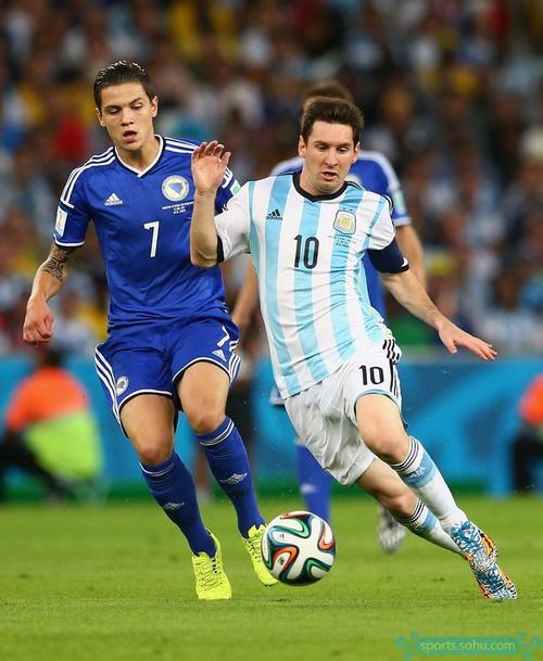 梅西结束印度行，已与家人一同返回阿根廷过圣诞节（梅西结束印度之旅，携家人返阿根廷共度圣诞节）