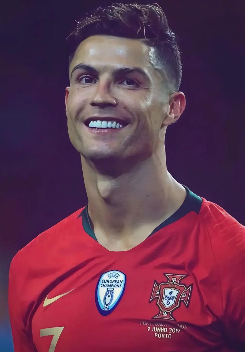 埃芬博格：拜仁前场三人能给卡尔空间，把他与梅西相比没好处（埃芬博格：拜仁锋线三人组能为卡尔创造空间，与梅西对比毫无裨益）