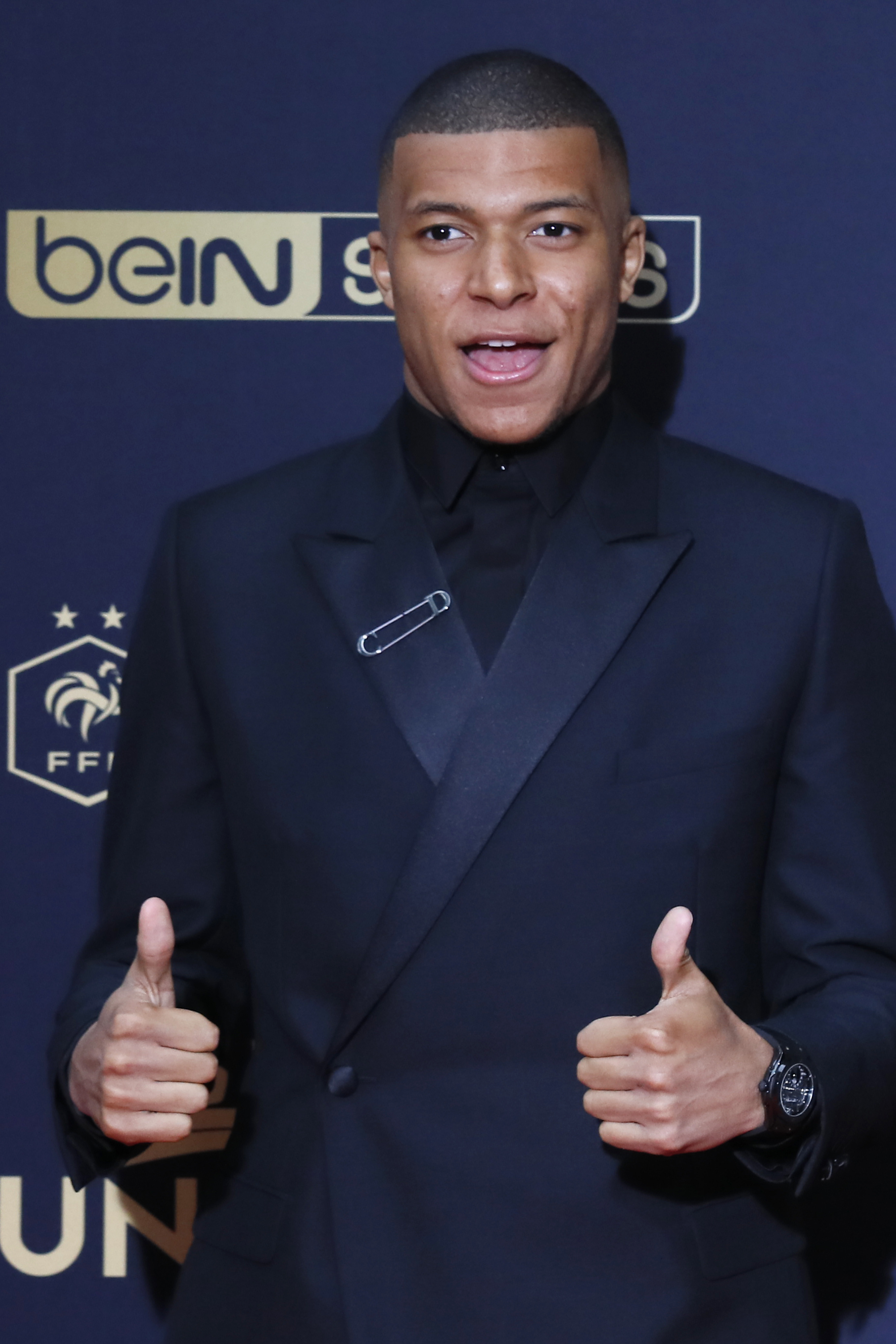 巴媒：内马尔今天将接受膝部手术，由巴西国家队队医主刀（巴西媒体称内马尔今日接受膝部手术，巴西队队医主刀）