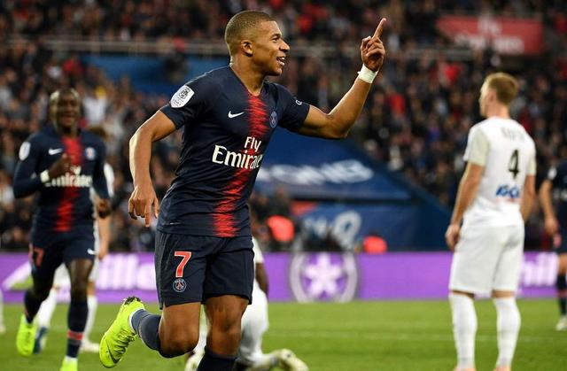 上海狂轰69分，怀特塞德8分半送4次封盖，上海大比分领先（上海火力全开轰下69分，怀特塞德8分半送4帽，上海早早拉开大比分领先）